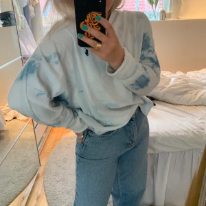 Supersnygg sweatshirt - En tunn sweatshirt från Ralphlauren i tiedye färg! Fint skick men har någon liten fläck på ena ärmen som inte syns om man viker upp den. Storlek m men sitter snyggt oversize på mig. (Många intresserade och det är först till kvarn som gäller!)