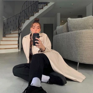 Zara skinnjacka  - Hej säljer min skitsnygga Zara jacka som är köpt för cirka ett år sen. Använde den bara för fotografering. Den första bilden är min syrra som har på den! Den är i perfekt skick och passar perfekt till hösten! Pris går att diskutera! 