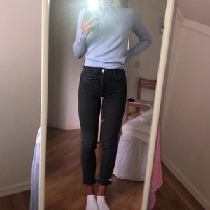 Gråsvarta zara jeans - Gråsvarta zara jeans i storlek 34💕💕. Fint skick😍 (nypris 399kr)
