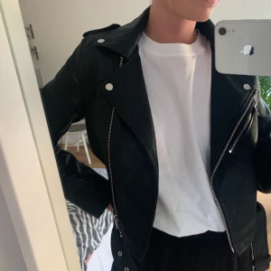 Skinnjacka  - Supersnygg skinnjacka från Pull & Bear som inte kommer till användning 🥰 Endast provad eller använd max 1 gång. Det är M men kan passa XS-M beroende på vilken passform man vill ha🌸🌸 ❌❌ Fler intresserade, budgivning (Högsta bud- 220kr+frakt)!! Avslutas Fredag 4/9!!❌❌ 