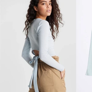 Ljusblå top från Gina Tricot  - Populär top från Gina tricot i superfin ljusblå färg som är slutsåld överallt, ALDRIG använd!!! Har ej kommit till användning då ja tyckt den suttit lite tight. Storlek S passar även Xs. Nypris 280kr säljer för 150kr. Köparen står för frakten (44kr)