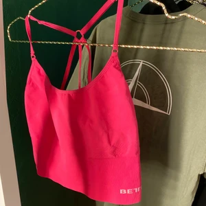 Better Bodies  - Helt oanvänt tränings linne från better bodies. Super snyggt med banden i ryggen.