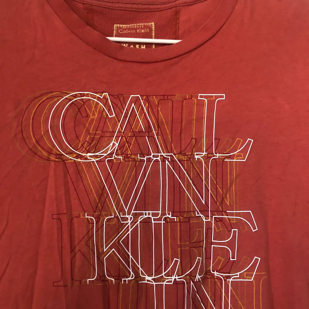 Vintage tshirt från kalven Klein, en Persiko-röd färg, och en oversize passform. Storlek L. Köpt förra året utomlands på vintagebutik. Använder inte längre. Frakt 20kr/mötas upp. T-shirts.