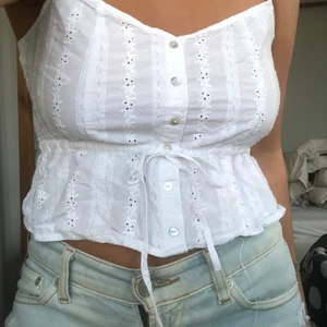 Söt Sommartop linne vit - Vit somrig top köpt förra sommarn på stradivarius i Spanien, sparsamt använd. Säljer då ja ej använder längre. Storlek M. Frakt/mötas