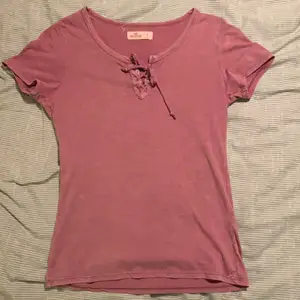 T-shirt med snörning i jättefin gammelrosa färg ifrån Hollister. Storlek S! 👚