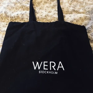 WERA tygpåse 🖤 - Säljer denna svarta tygpåsen ifrån WERA Stockholm. Köptes på Åhléns. Den är väldigt stor så man får plats med mycket. Den tvättas innan jag skickar iväg den såklart! Frakt 22kr 