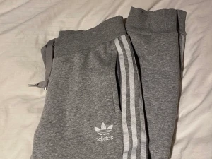 Adidas mjukisbyxor  - Säljer dessa gråa adidas mjukisbyxor! Jätte fina och är som nya! Säljer de för att de är förstora. Storlek S men de är stora i storleken. Nypris 500🥰🥰