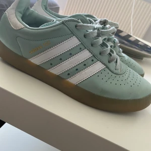 Adidas  - Säljer skorna för att de kommer sj i användning. Har haft de ett fåtal gånger och de är i bra skikt 