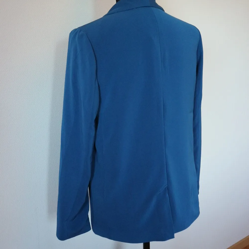 Säljer en klarblå blazer med knappar och fickor framtill. Köpt från Nakd Aldrig använd! Storlek: 36. Övrigt.
