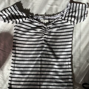 Off shoulder vit och svart randning  - Fick denna tröja i födelsedagspresent men har aldrig använt den så den har fortfarande prislappen kvar. Den passar xs/s då den är töjbar. 