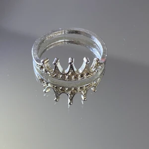 Silvrig ring - Fin silver ring formad som en krona, frakt 11 kr!🤍