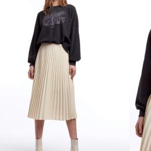 Supersnygg och skön plisserad kjol från gina✨ Storlek 32/xs🧚‍♀️ superbra skick då den endast är använd ett fåtal gånger, köparen står för frakt👍🏼