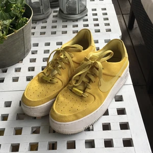 Nike Air Sage slow - Gula air sage Low, använda men väldigt fräscht skick! Finns en liten slitning (sista bilden), säljs pga att de inte kommer till användning! Passar storlek 39-40,  original kartong finns kvar, Köpare står för frakt 🚚 