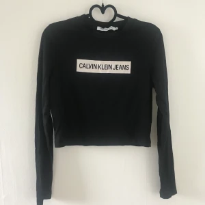 Croptop från Calvin Klein Jeans  - Fint skick! Passar S-M