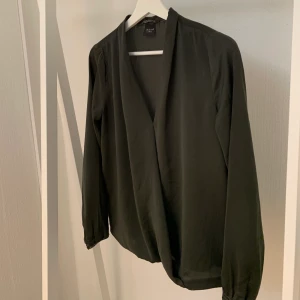 Exklusiv blus - Mörkgrön exklusiv blus från scotch&soda (nypris ligger runt 1400). Jättefin kvalite! Bilderna ger uppfattning om att blusen är ganska tjock vilket den inte är. Det har en mycket finare och djup grön färg än vad som framgår på bild (vanligt problem att få med på bild..) Skriv för fler bilder vid intresse. PRIS: 230 inklusive frakt ❤️