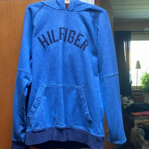 Hilfiger Hoodie i storlek XL - Hilfiger Hoodie i storlek XL men passar på något sätt som en S knappt använd i bra skick