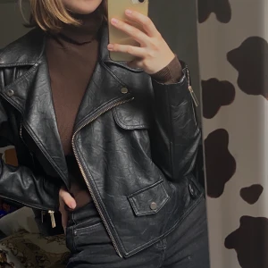 Oversize Skinnjacka - Jacka i läderimitation från River Island.                                Storlek UK 10 men jag som har S använder den som en ”oversize” jacka. Sparsamt använd och i väldigt gott skick. Möts upp i Stockholm eller skickas om köparen står för frakten, priset kan diskuteras!