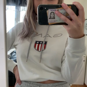 Gant hoodie - Säljer denna vita gant hoodie pga jag inte använder den så mycket längre. Strl XS. Köpt på gant. Köparen står för frakten!