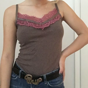 Linne - Jätte fint linne köpt second hand som tyvärr inte kommit till användning. Brunt med rosa detaljer, skit coolt. Om fler är intresserade blir det budgivning! Jag är 170 cm lång och bär vanligtvis S/M eller 36/38. Möts upp i centrala och södra Stockholm, alternativt fraktar jag mot fraktkostnad. Skickar film och bild bevis men efter jag postat har jag inte ansvar för postens slarv. Hör av er vid funderingar!💞🐟🐽🦋💕🦄