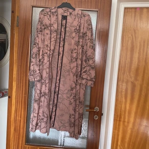 Lång tröja strl. L - Mönstrad gammalrosa lång tröja i strl. L. Pris exkl. frakt, köparen står för frakten. 