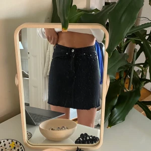 Svart jeanskjol - Svart jeanskjol från Zara! Skitsnygg till allt! Storlek xs men passar S (jag är 173 och den är lite liten för mig). Jättebra skick. ❤️❤️ köparen står för frakten!