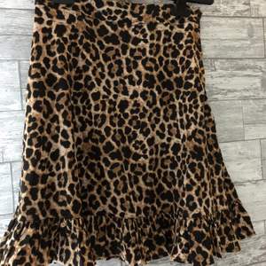 Fin leopard kjol från NAKD i nyskick. skönt material med en lite lösare passform och en fin volangkant. Storlek 32 men skulle säga att den även passar en XS.💕