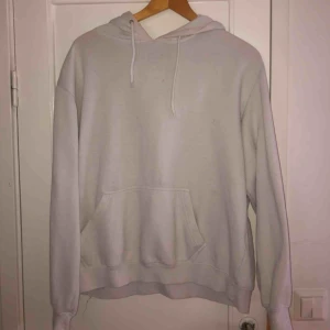  - Vit hoodie🤍välanvänd och superskön, frakt tillkommer