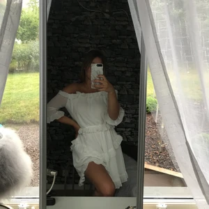 Vit off-shoulder klänning  - Vit off-shoulder klänning från Dennis maglic. Använd endast i gång, inköpt för 599kr. 