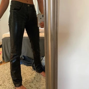 Glansiga jeans - Säljer ett par sjukt snygga glansiga jeans ifrån zara, de är i gott skick då dem inte är särskilt andvända❤️