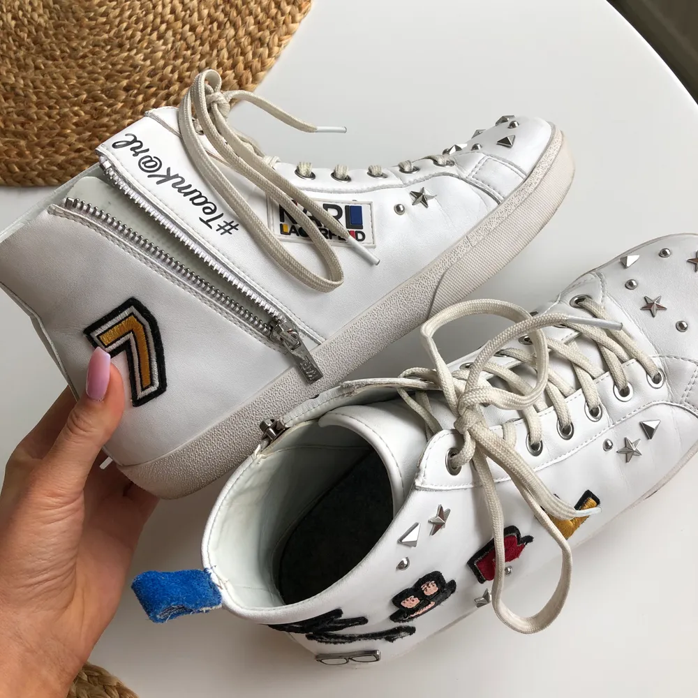 Funderar på att sälja mina fina Karl Lagerfeld höga sneakers i modellen ”SKOOL MULTI PATCH”. Köpta för      2 245 kr. Stl 40 men passar mig som har stl 39. Köpare står för frakt men kan även mötas upp i Stockholm! Använda fåtal gånger dvs mycket bra skick! . Skor.