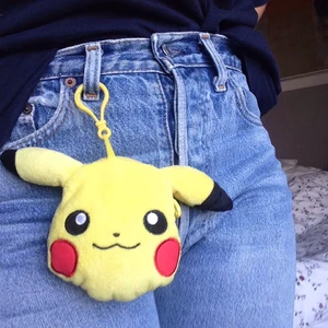 Pikachuväska - Världens finaste lilla väska!! Köpt på plick och älskar den, men förtjänar nån som använder den mer än jag. Perfekt storlek för att ha kort och (mindre) mobil i! 
