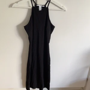 Svart klänning - Svart klänning från Nelly.com NLY Trend. Andra bilden e gammal ursäkta men den visar hur den ser ut på. 