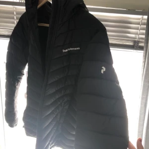 Peak performance jacka - Den klassiska dunjackan från peak performance. Gott skick och använd en vinter, jackan är i storlek S. Kan fota fler bilder. Nypris 2799 mitt pris 1100 + frakt
