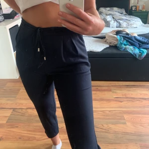 Kostymbyxor  - Mörkblåa kostymbyxor från Zara som är förkorta för mig 🌸 Superfina och använda fåtal gånger!! Köparen står för frakten 🥰🥰