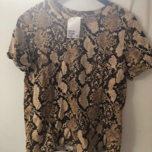 Tröja från hm - ”Ormskins” mönster, aldrig använd!    Storlek s