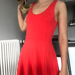 Röd klänning Hollister  - Väldigt söt klänning ifrån Hollister. Kan skicka fler bilder ifall det önskas. Färgen i verkligheten är som bild 3.
