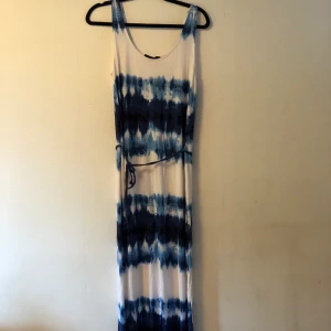 Långklänning  - Vit/blå långklänning. Använd Max 5 gånger. Skickar gärna men köparen betalar frakt. 