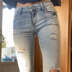 Ripped jeans Strl 34/36 - Ljus blåa jeans med bra stretch och fin passform i syl 34/36. Inget speciellt brand så säljer dem för 50kr 