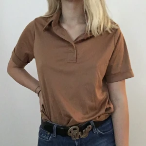 Pike - As snygg piké i skönt material köpt på stadsmissionen!! Hör av er om ni har funderingar. Möts i Sthlm eller fraktar mot fraktkostnad🦄🦋❤️💗💞💕