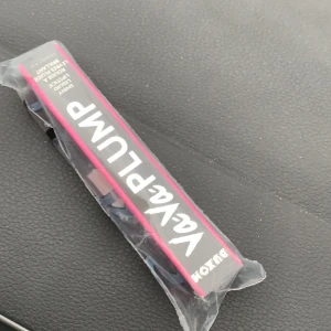 Lips - Oöppnat plump läppprodukt från buxbo! Säljer pga råkade köpa för många. Finns tre oöppnade så skriv om ni är intresserade👍🏼❤️🥰 Jätte fin lite rosa färg och fin behållare som är enkel att ta med i väskan.💓 Orginal pris på kicks är 235kr mitt pris är 50kr(: