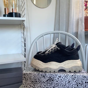 EYTYS angel canvas(svart) - Eytys skor modell angel canvas(black) använda Max en handfull gånger, dessa förtjänar att användas mer! Nypris 2400:- orginalkartong och dustbags finns. Otroligt fint skick!