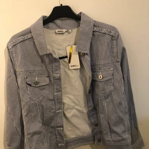 Jacka - En aning skrynklig på bilden 😅 randig tunn jacka som aldrig är använd