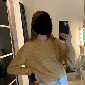 Beige stickad tröja  - Söker denna stickade tröja då den inte används längre!🤍