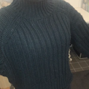 Stickad tröja  - Använd ett få tal gånger, vääädligt tjock och intr stickig alls. Jag har använt den och en väst på vintern och det har räckt. Den är mörk marinblå. Det är en XS men passar även S och M. Ink frakt. Pris kan diskuteras🤗