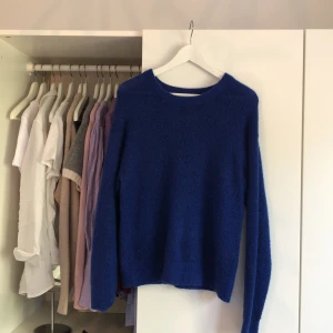 Stickad tröja  - Konblå stickad tröja. Bra skick.