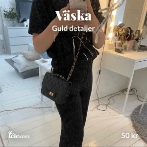Väska med gulddetaljer - Gullig väska med gulddetaljer🖤 köparen betalar frakt⚡️⚡️