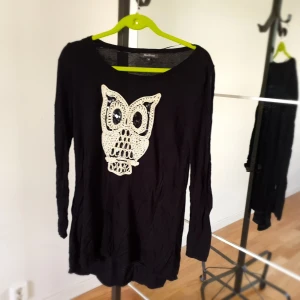 Stickad tröja m uggla - Stickad svart tröja med uggla på i guld