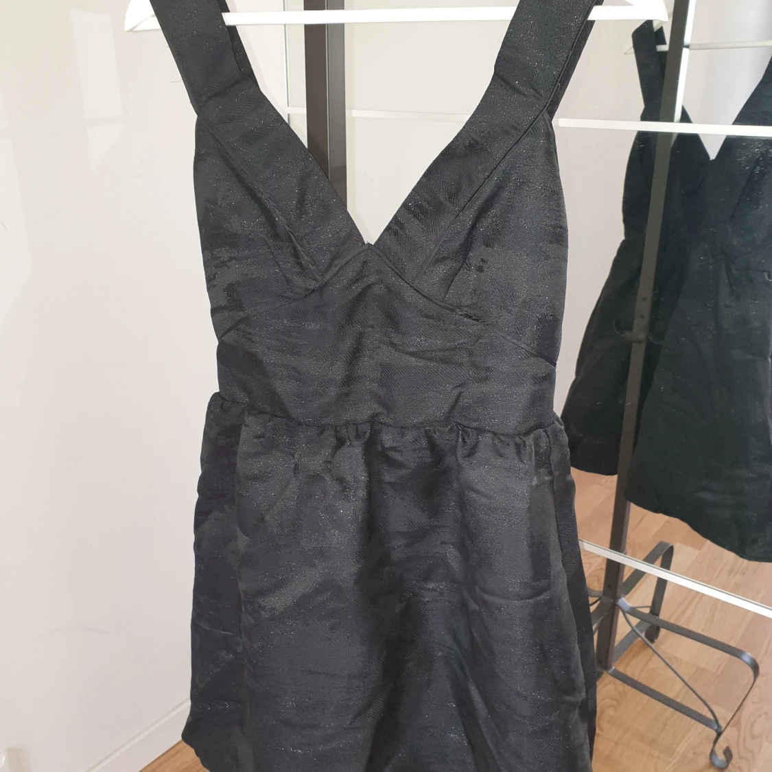 Svart vringad klänning