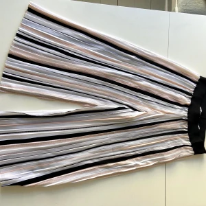 Dress byxor - Luftiga byxor från BIK BOK, inte använt, prislapp kvar. Köp det med toppen för 300kr