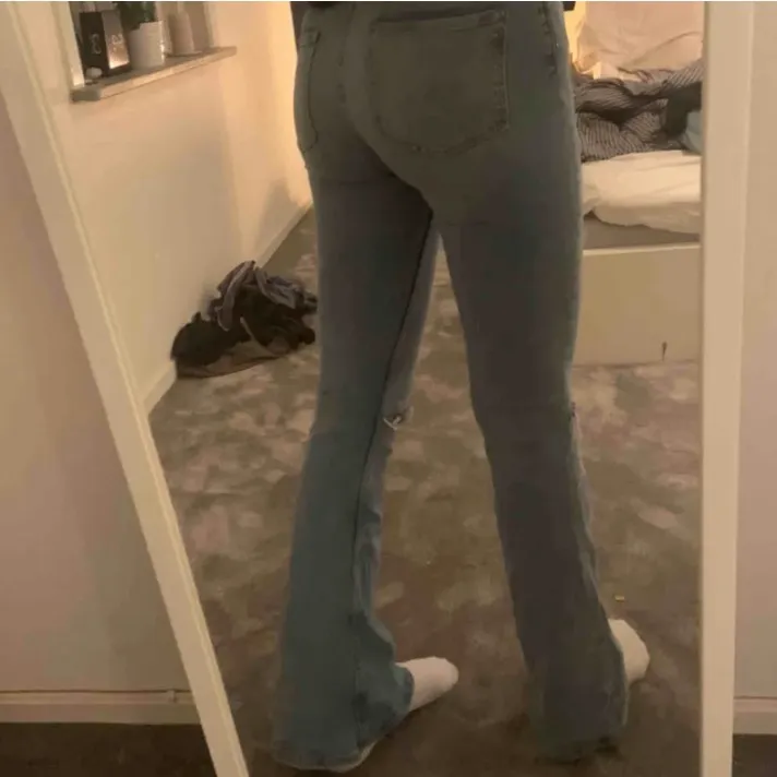Såå fina bootcut jeans från Zara, köparen står för frakten. Dom är väldigt långa i modellen så passar nästan alla längder då man kan klippa dom om man vill!🥰. Jeans & Byxor.
